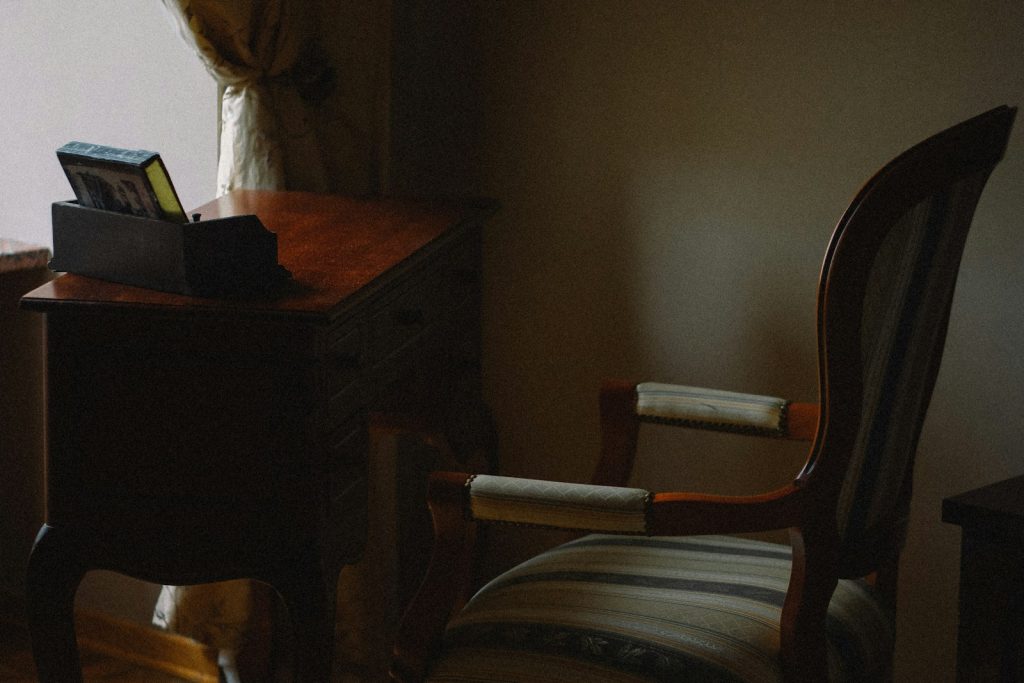 a chair and a desk in a room